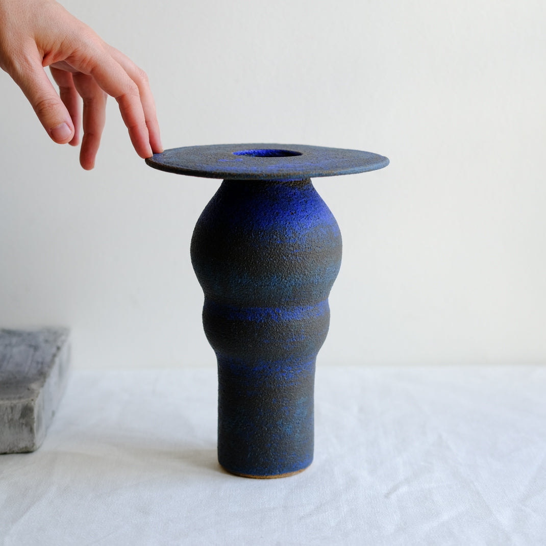 Vase bleu issu de la collection Modern Ancestors cobalt de Moïo Studio chez Brutal Ceramics