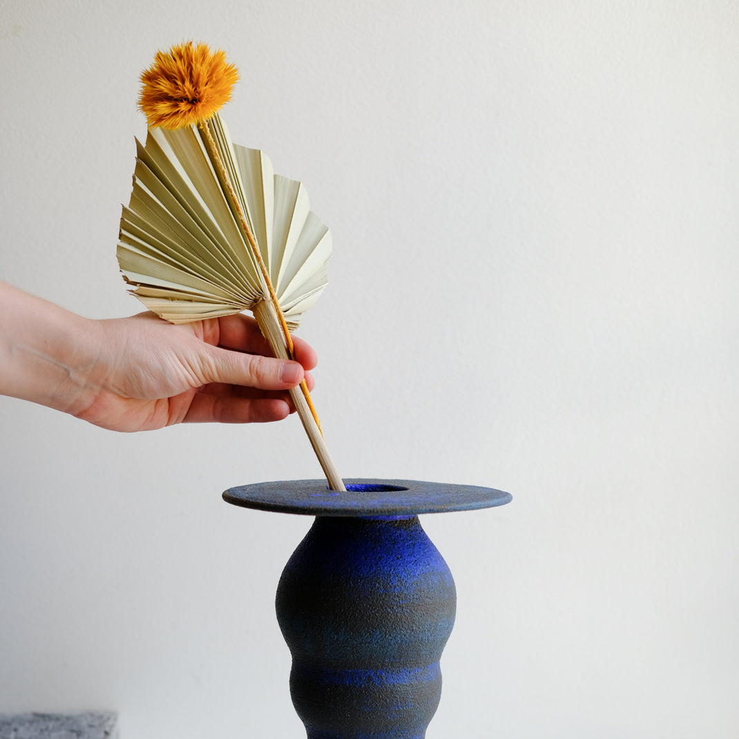 Vase bleu issu de la collection Modern Ancestors cobalt de Moïo Studio chez Brutal Ceramics