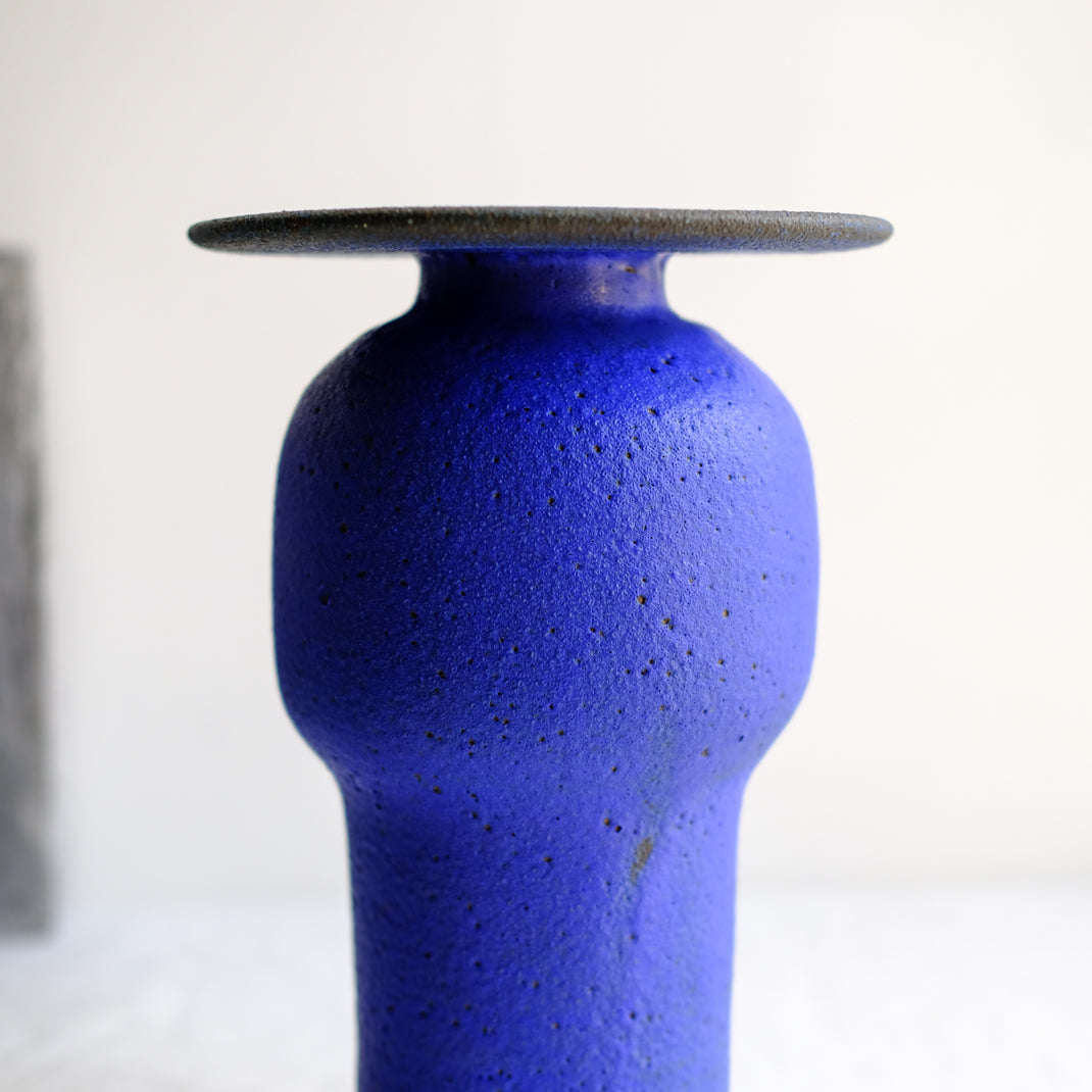 Vase bleu issu de la collection Modern Ancestors cobalt de Moïo Studio chez Brutal Ceramics