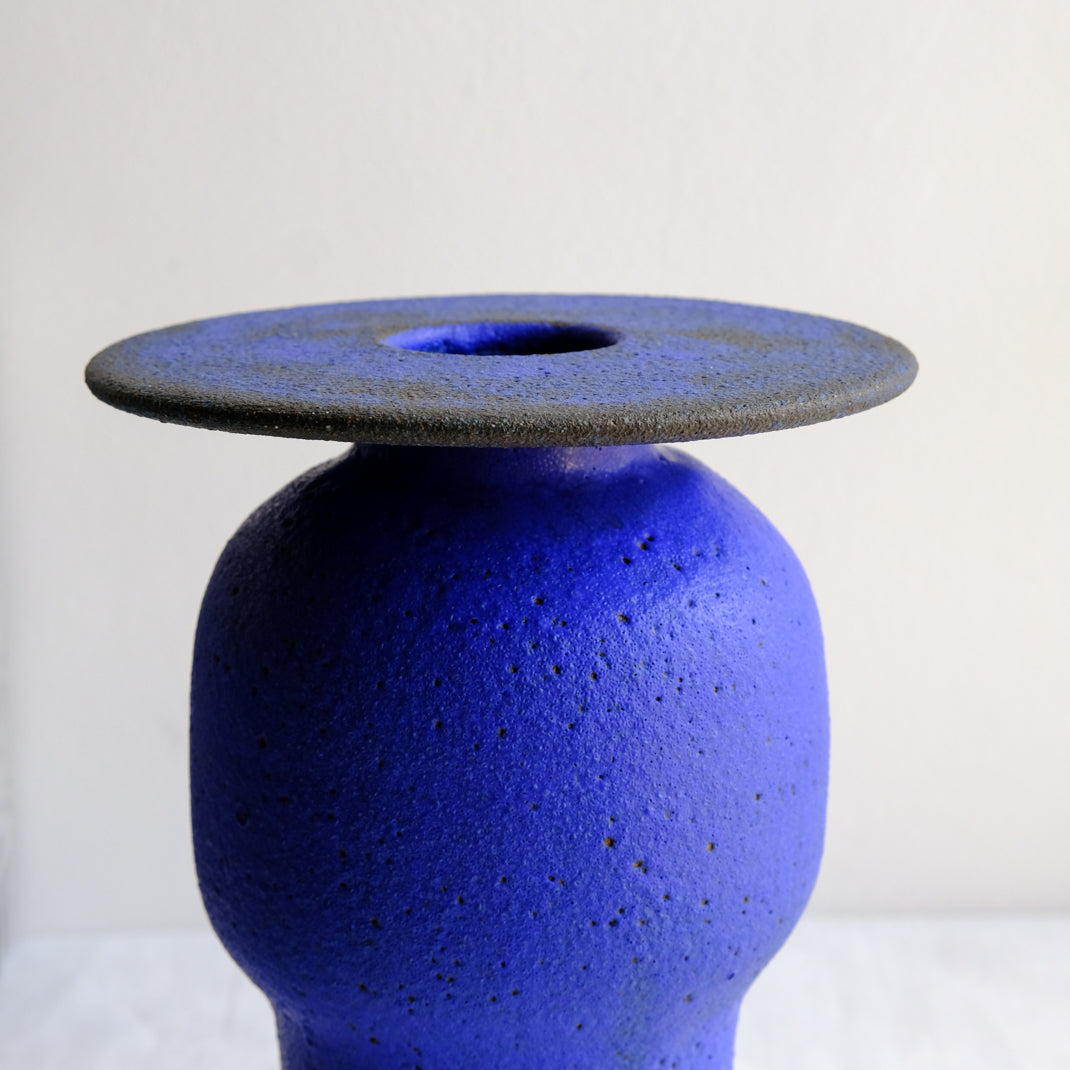 Vase bleu issu de la collection Modern Ancestors cobalt de Moïo Studio chez Brutal Ceramics