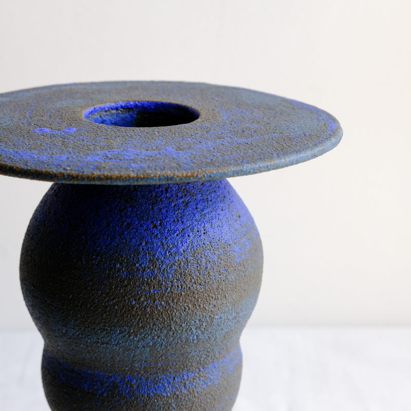 Vase bleu issu de la collection Modern Ancestors cobalt de Moïo Studio chez Brutal Ceramics