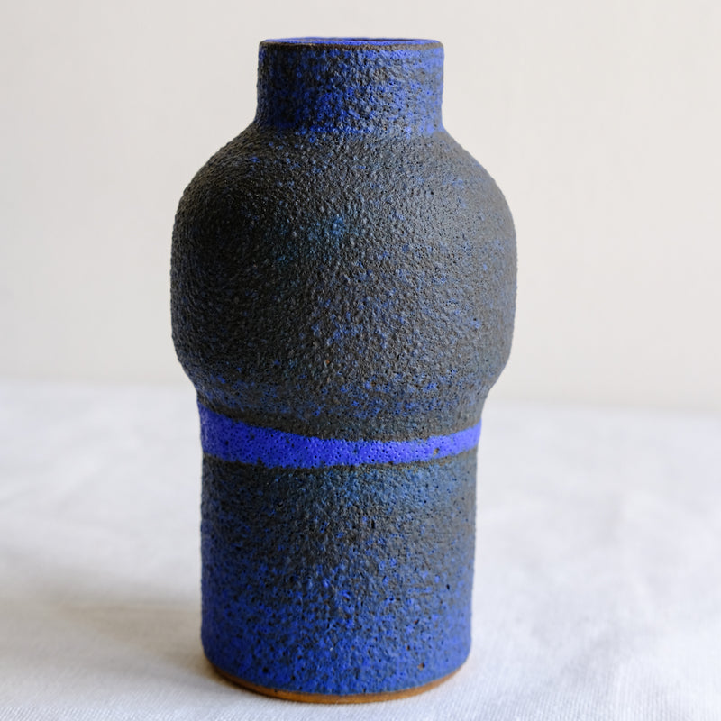 Vase bleu issu de la collection Modern Ancestors cobalt de Moïo Studio chez Brutal Ceramics