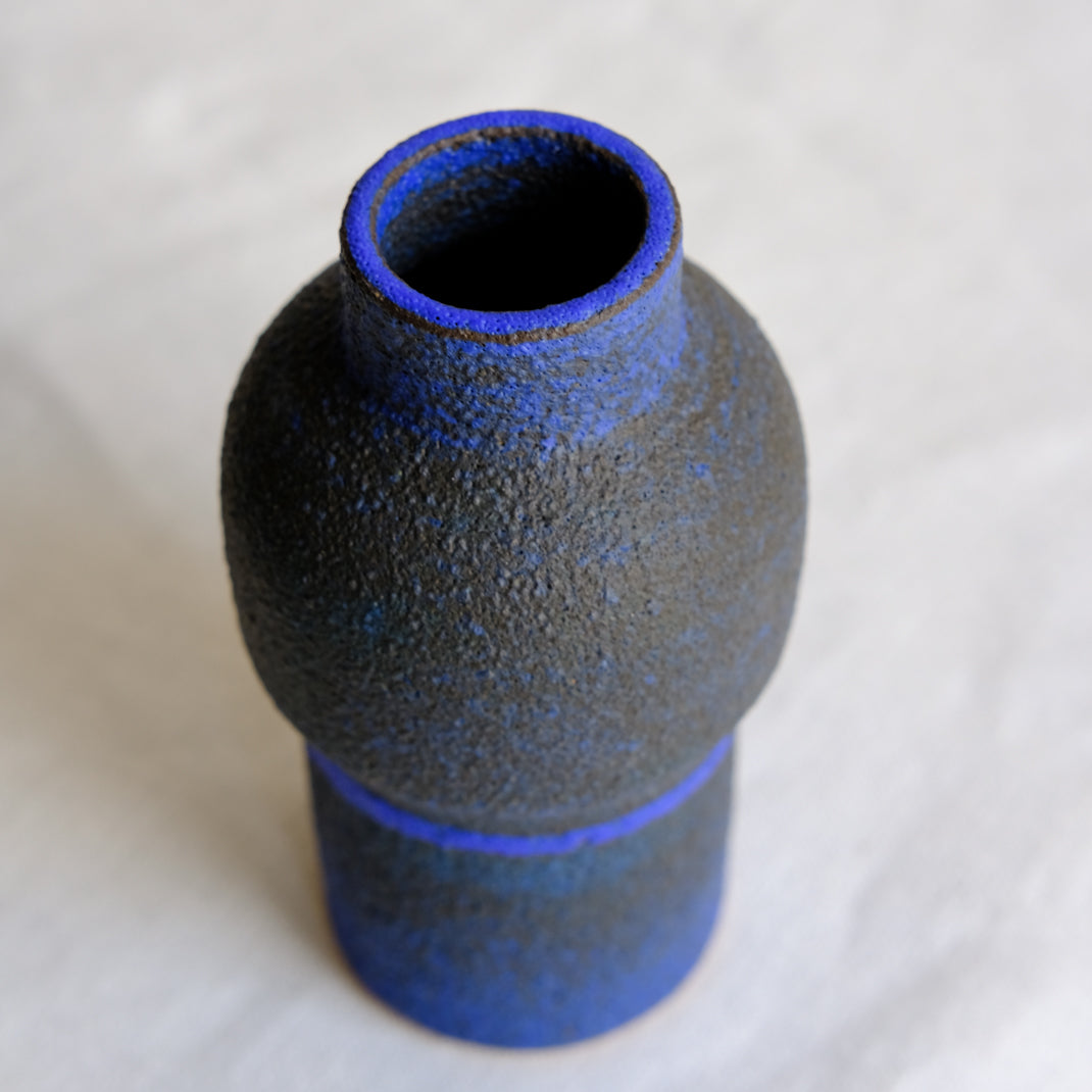 Vase bleu issu de la collection Modern Ancestors cobalt de Moïo Studio chez Brutal Ceramics