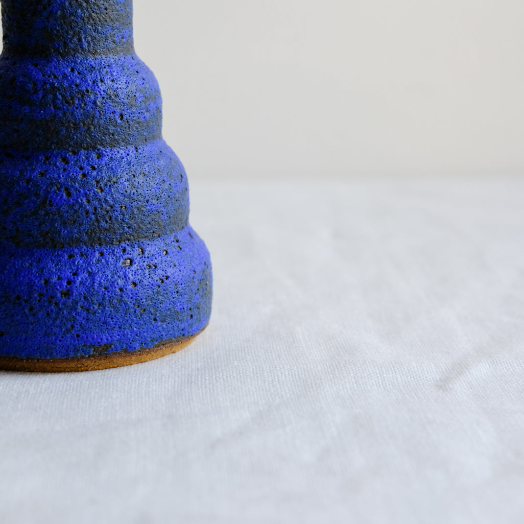 Vase bleu issu de la collection Modern Ancestors cobalt de Moïo Studio chez Brutal Ceramics