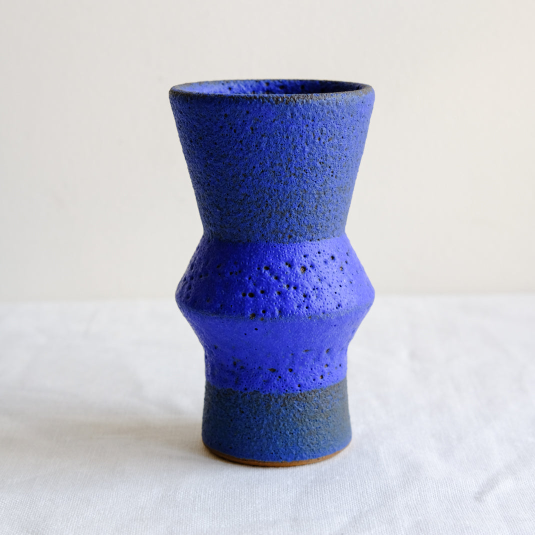 Vase bleu issu de la collection Modern Ancestors cobalt de Moïo Studio chez Brutal Ceramics