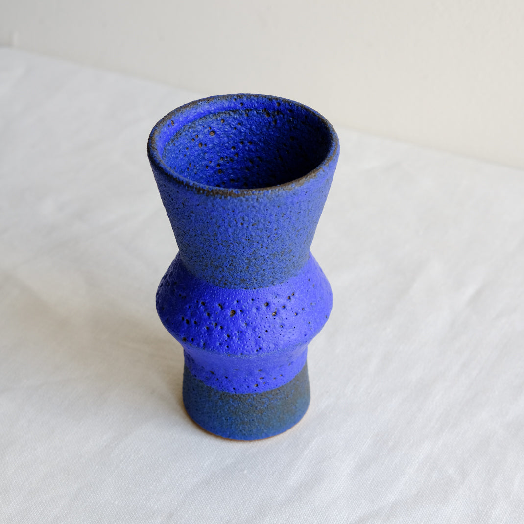 Vase bleu issu de la collection Modern Ancestors cobalt de Moïo Studio chez Brutal Ceramics