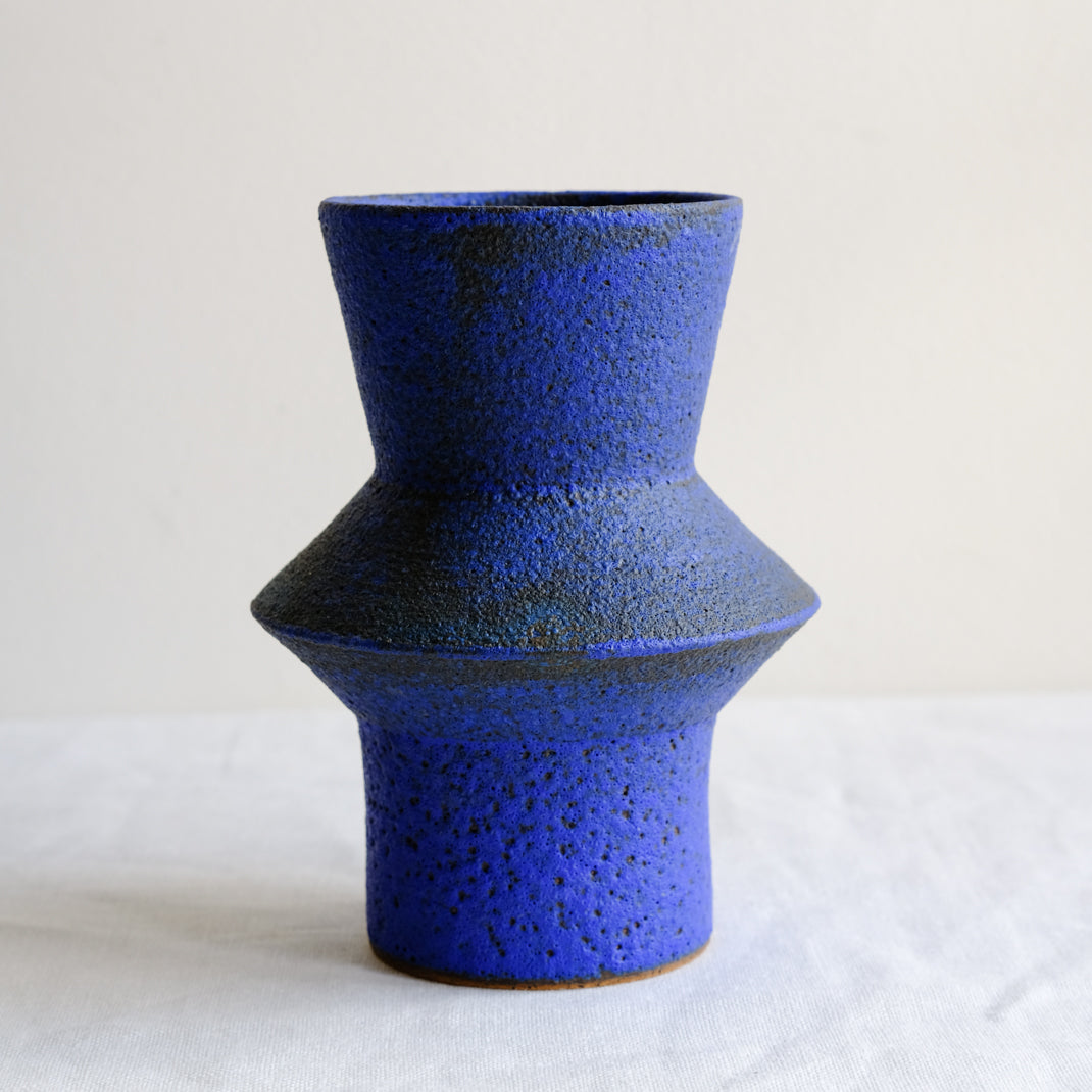 Vase bleu issu de la collection Modern Ancestors cobalt de Moïo Studio chez Brutal Ceramics