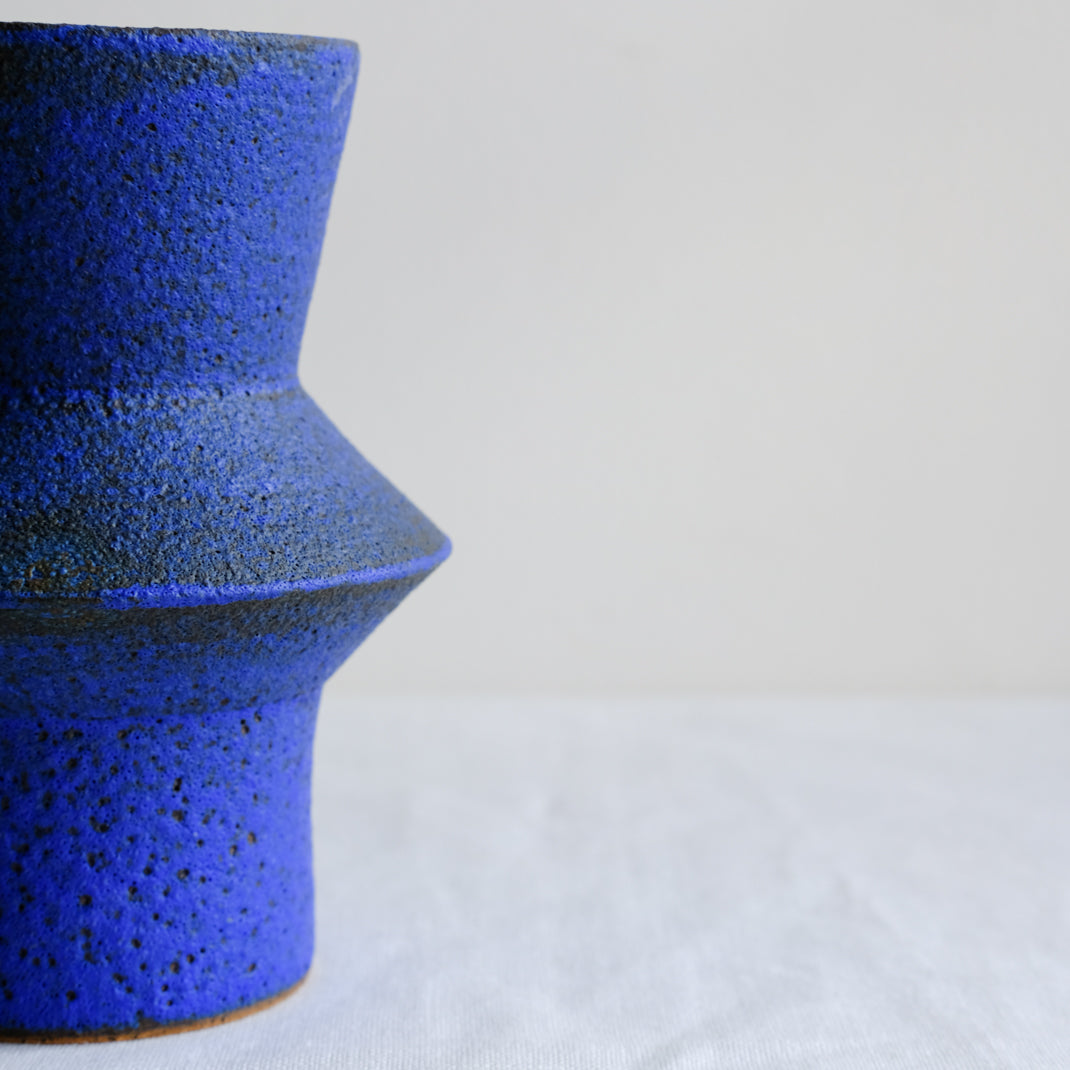 Vase bleu issu de la collection Modern Ancestors cobalt de Moïo Studio chez Brutal Ceramics