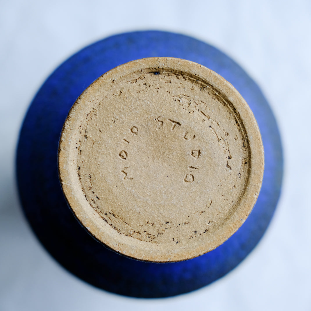 Vase bleu issu de la collection Modern Ancestors cobalt de Moïo Studio chez Brutal Ceramics