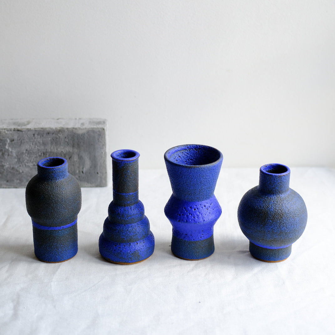 Vase bleu issu de la collection Modern Ancestors cobalt de Moïo Studio chez Brutal Ceramics