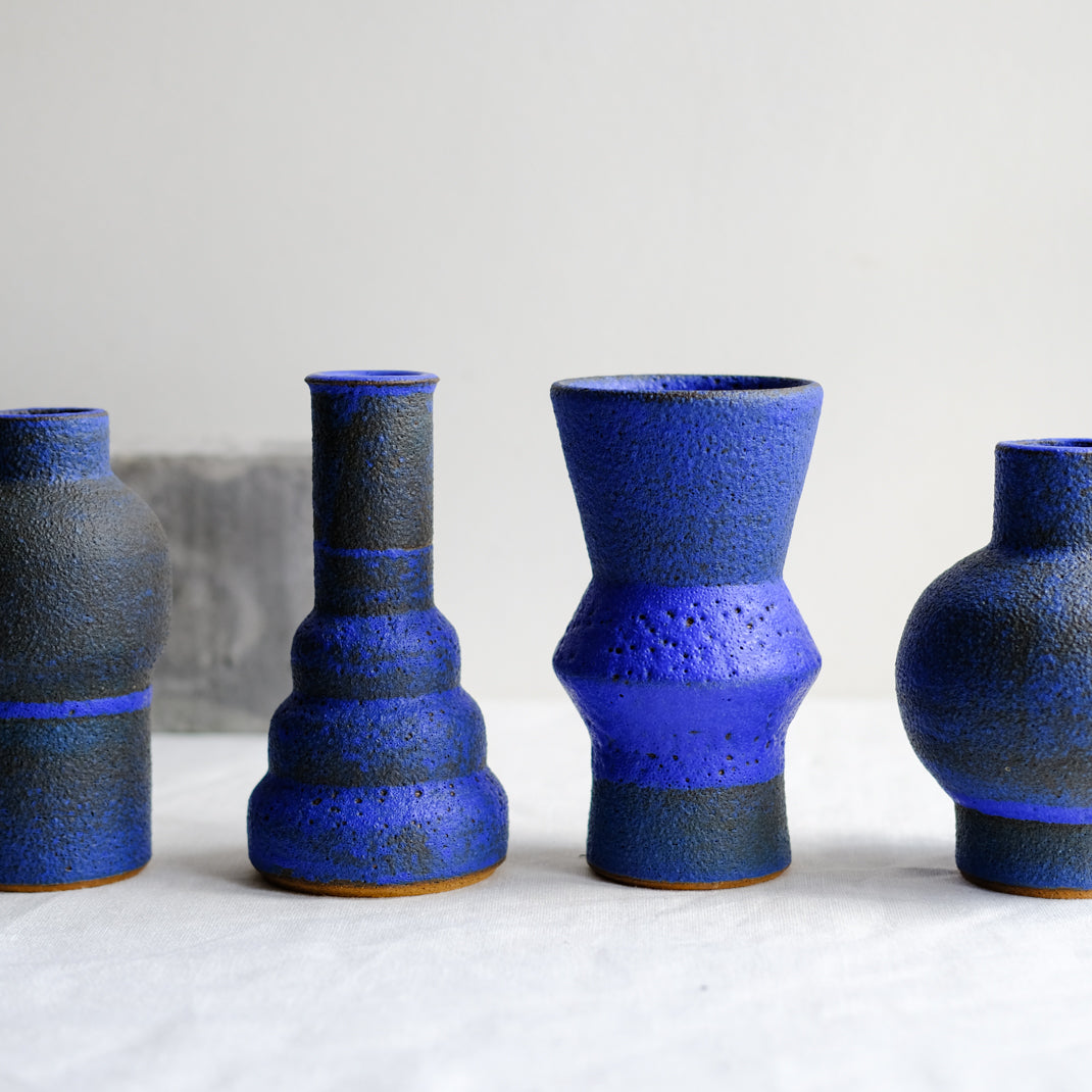 Vase bleu issu de la collection Modern Ancestors cobalt de Moïo Studio chez Brutal Ceramics