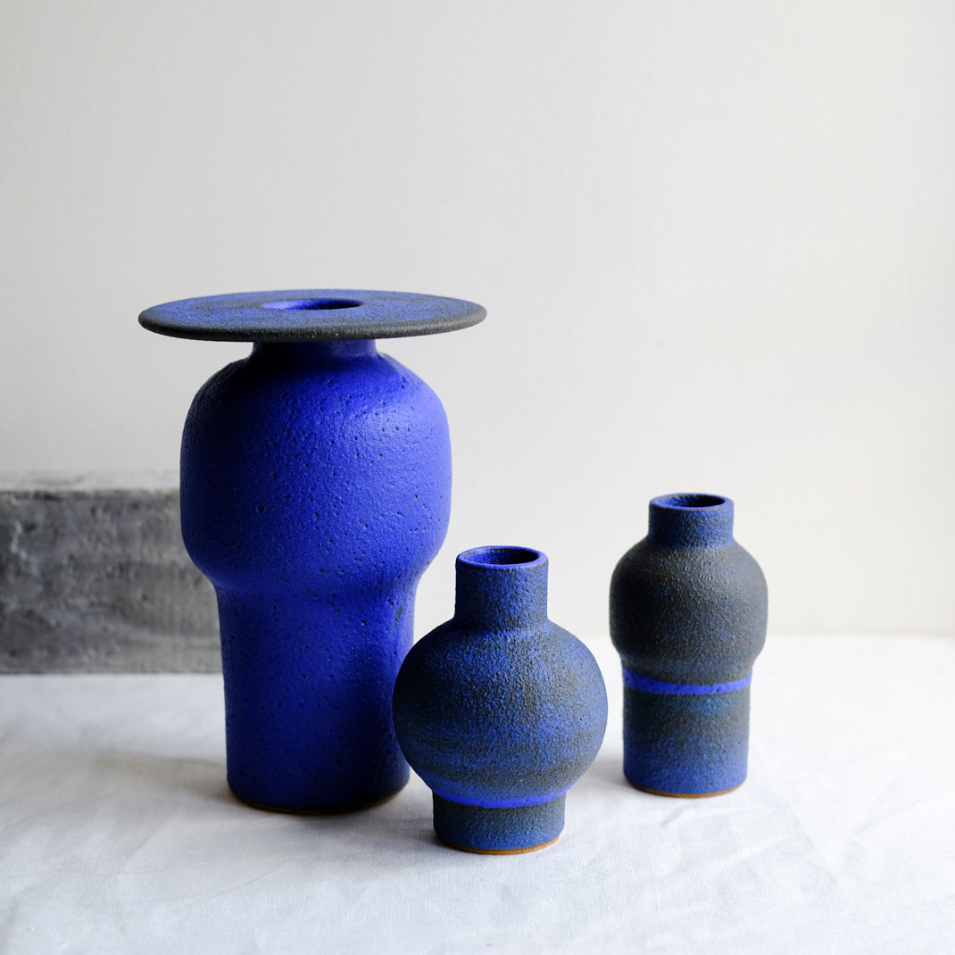 Vase bleu issu de la collection Modern Ancestors cobalt de Moïo Studio chez Brutal Ceramics