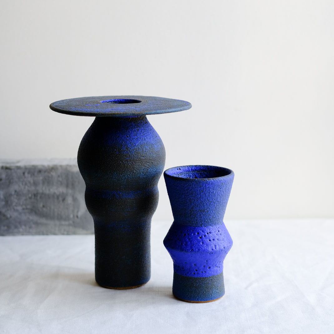 Vase bleu issu de la collection Modern Ancestors cobalt de Moïo Studio chez Brutal Ceramics