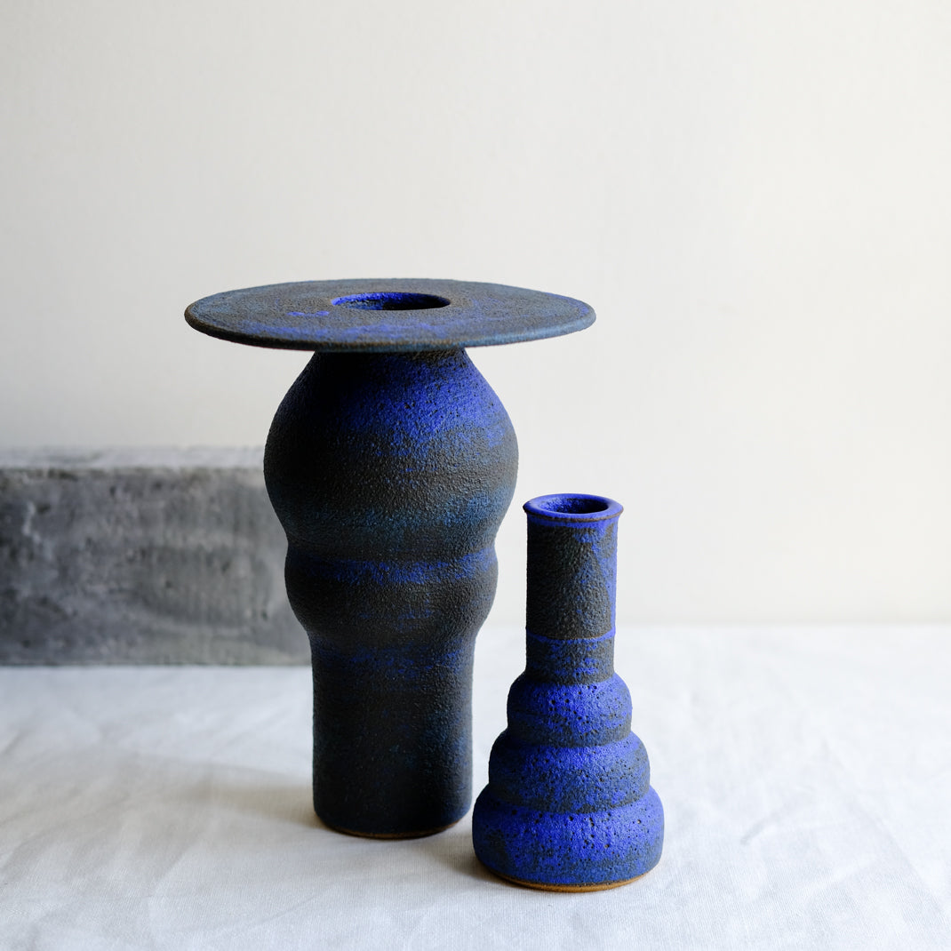 Vase bleu issu de la collection Modern Ancestors cobalt de Moïo Studio chez Brutal Ceramics