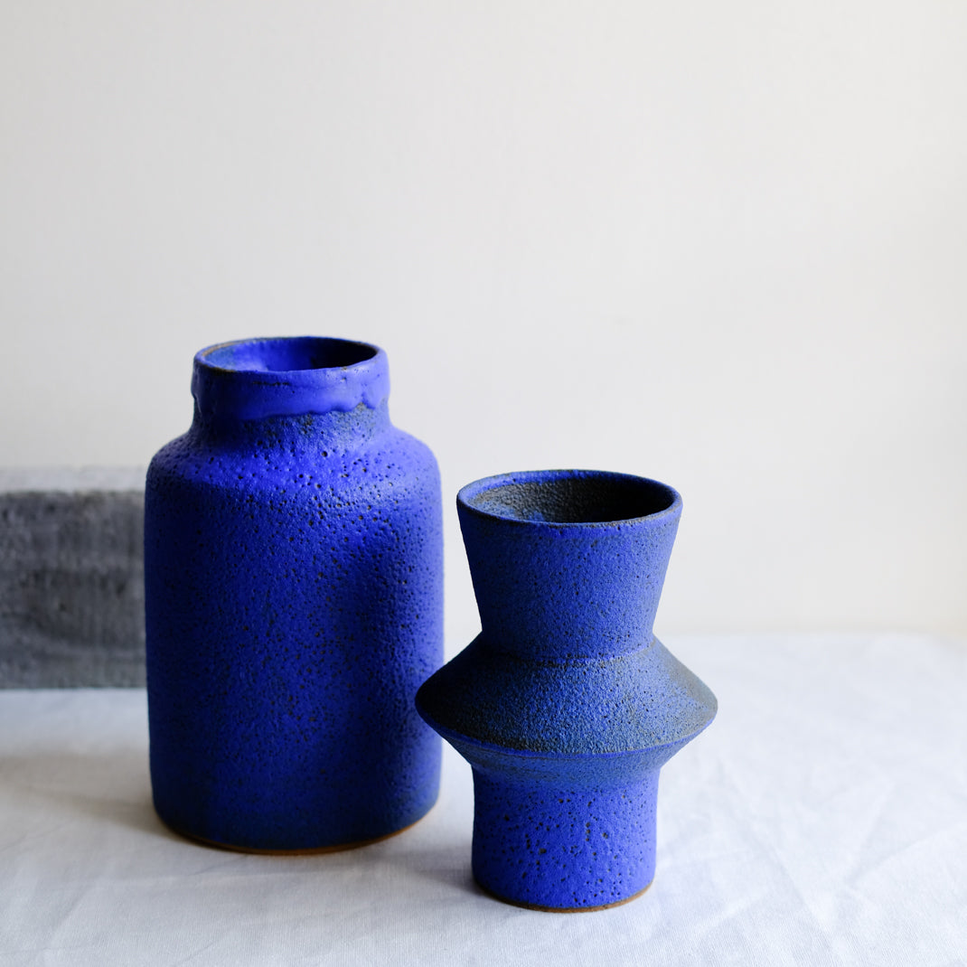 Vase bleu issu de la collection Modern Ancestors cobalt de Moïo Studio chez Brutal Ceramics