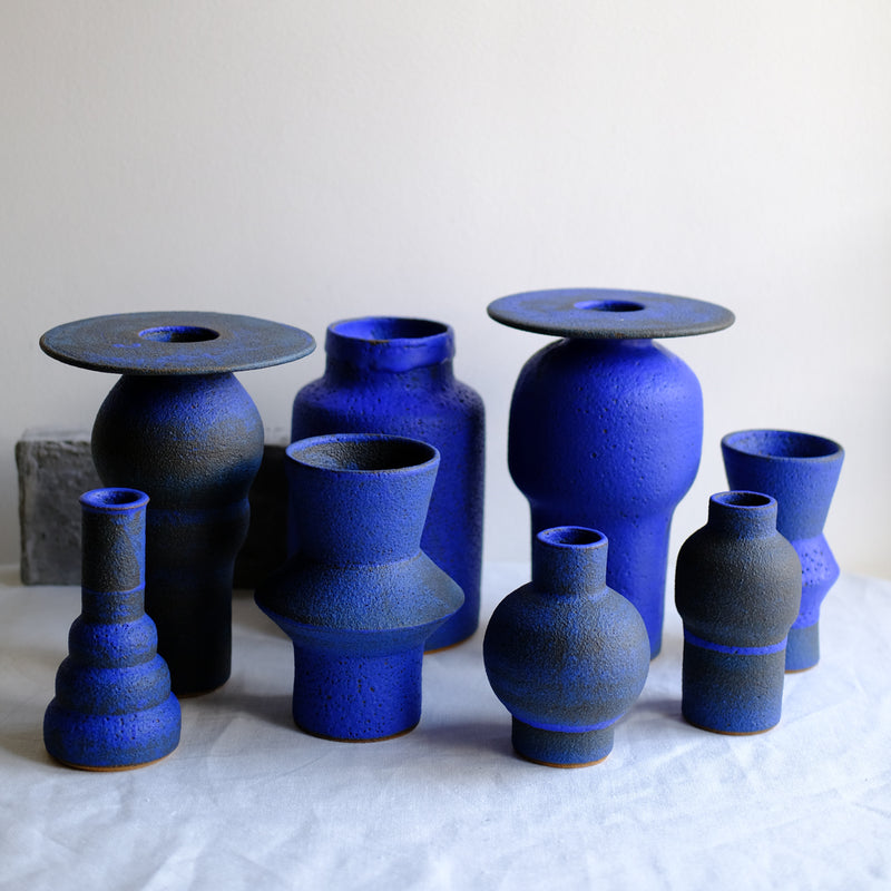 Vase bleu issu de la collection Modern Ancestors cobalt de Moïo Studio chez Brutal Ceramics