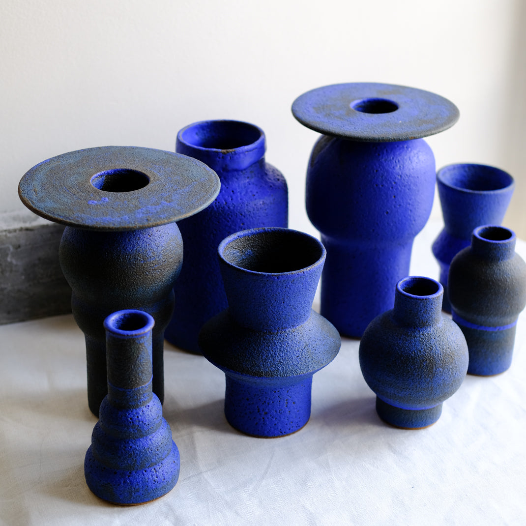 Vase bleu issu de la collection Modern Ancestors cobalt de Moïo Studio chez Brutal Ceramics