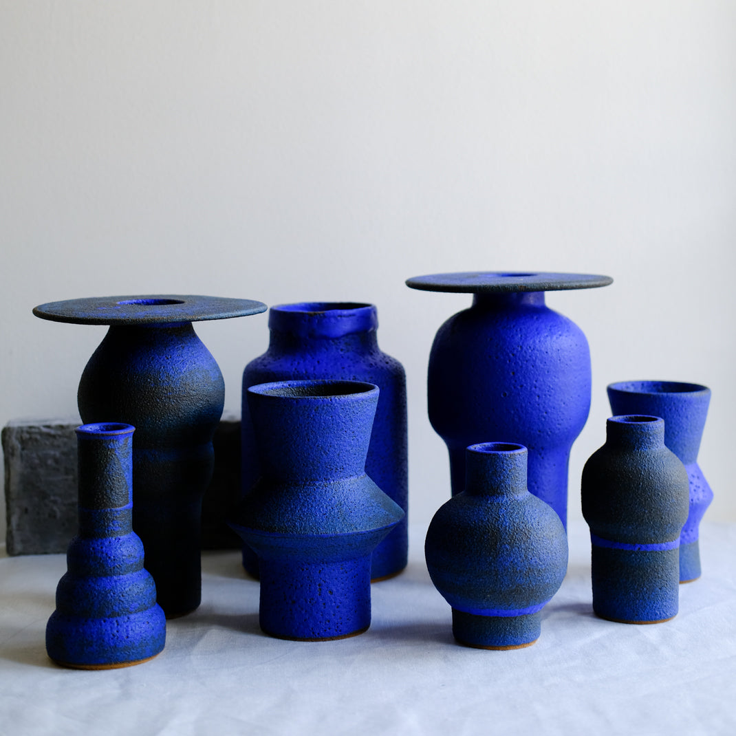 Vase bleu issu de la collection Modern Ancestors cobalt de Moïo Studio chez Brutal Ceramics