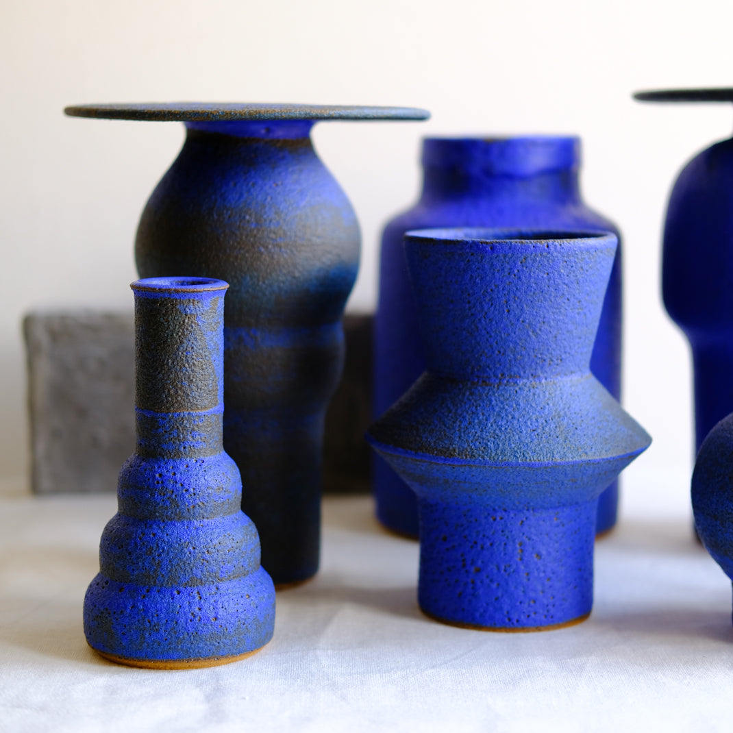 Vase bleu issu de la collection Modern Ancestors cobalt de Moïo Studio chez Brutal Ceramics