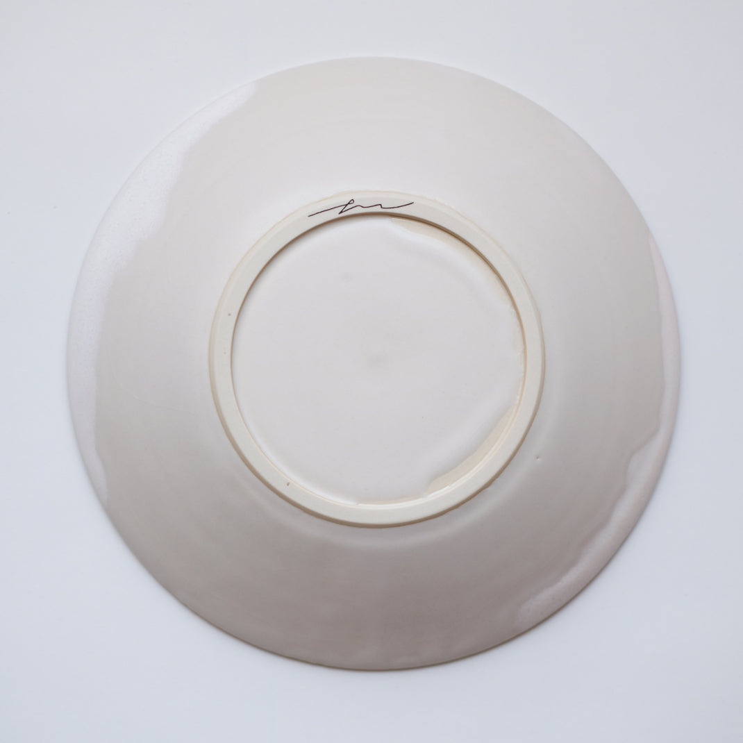 Assiette creuse blanche en porcelaine par la céramiste japonaise Narumi Yashiro chez Brutal Ceramics