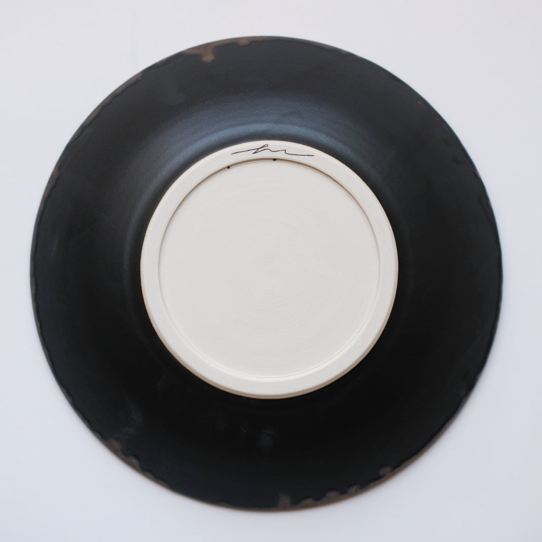 Assiette creuse noire en porcelaine par la céramiste japonaise Narumi Yashiro chez Brutal Ceramics