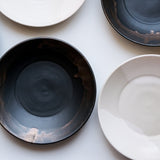 Assiette creuse noire en porcelaine par la céramiste japonaise Narumi Yashiro chez Brutal Ceramics