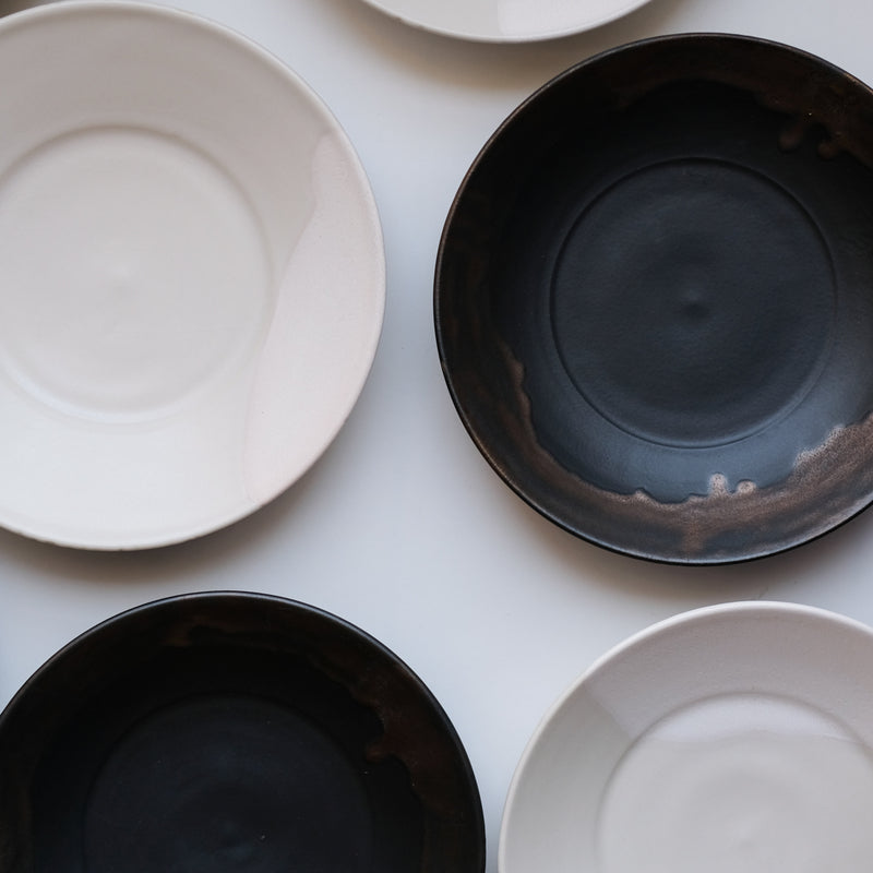 Assiette creuse blanche en porcelaine par la céramiste japonaise Narumi Yashiro chez Brutal Ceramics