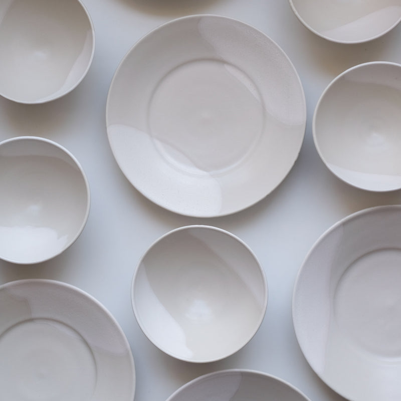Assiette creuse blanche en porcelaine par la céramiste japonaise Narumi Yashiro chez Brutal Ceramics