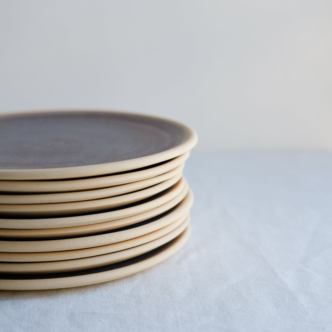 Assiette en grès réalisée par la céramiste japonaise Narumi Yashiro chez Brutal Ceramics