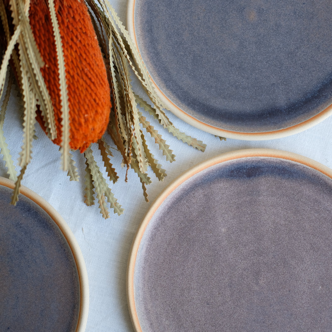 Assiette en grès réalisée par la céramiste japonaise Narumi Yashiro chez Brutal Ceramics