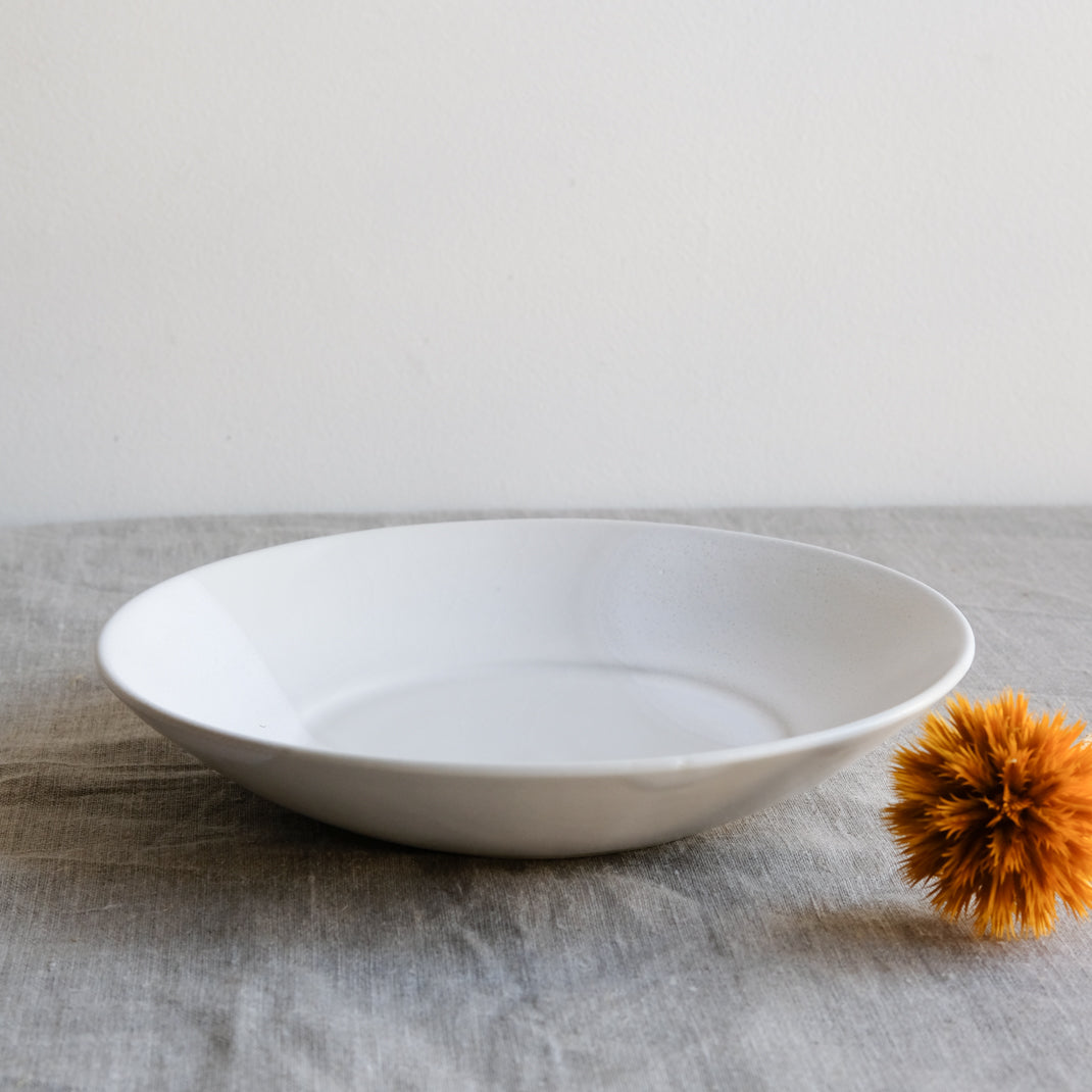 Assiette creuse blanche en porcelaine par la céramiste japonaise Narumi Yashiro chez Brutal Ceramics