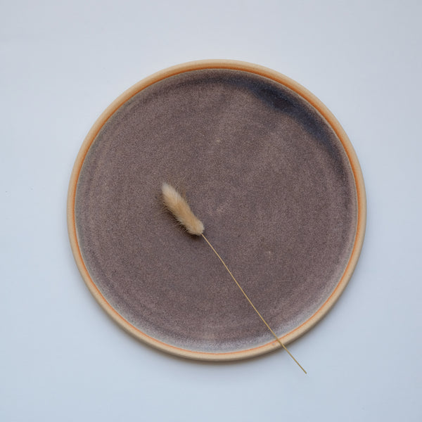 Assiette en grès réalisée par la céramiste japonaise Narumi Yashiro chez Brutal Ceramics