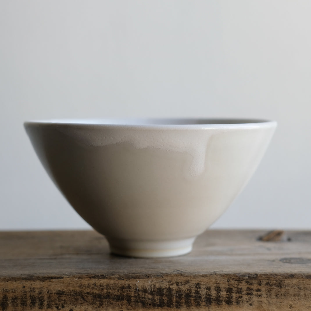 Bol blanc en porcelaine par la céramiste japonaise Narumi Yashiro chez Brutal Ceramics