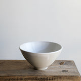 Bol blanc en porcelaine par la céramiste japonaise Narumi Yashiro chez Brutal Ceramics