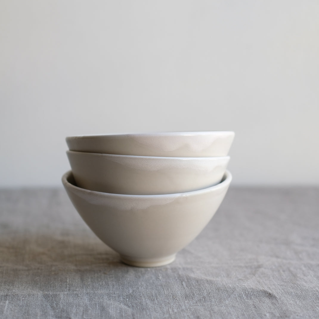 Bol blanc en porcelaine par la céramiste japonaise Narumi Yashiro chez Brutal Ceramics