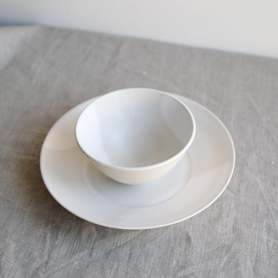 Bol blanc en porcelaine par la céramiste japonaise Narumi Yashiro chez Brutal Ceramics