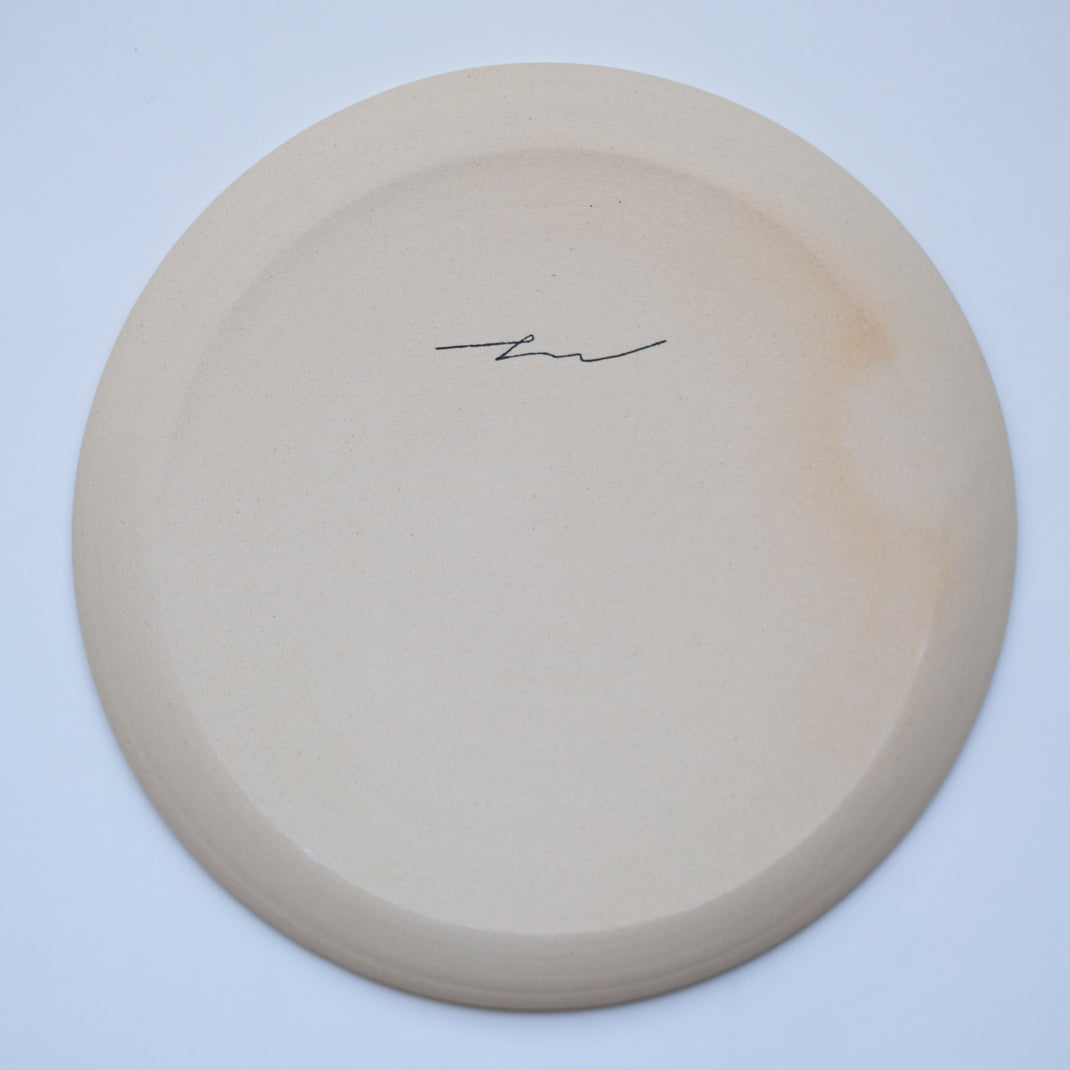 Assiette en grès réalisée par la céramiste japonaise Narumi Yashiro chez Brutal Ceramics