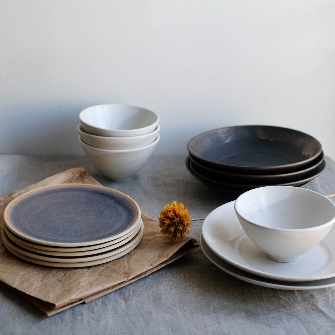 Assiette en grès réalisée par la céramiste japonaise Narumi Yashiro chez Brutal Ceramics