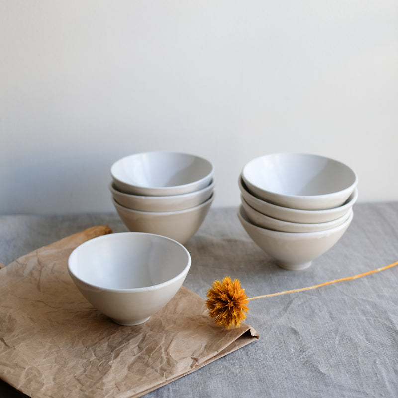 Bol blanc en porcelaine par la céramiste japonaise Narumi Yashiro chez Brutal Ceramics