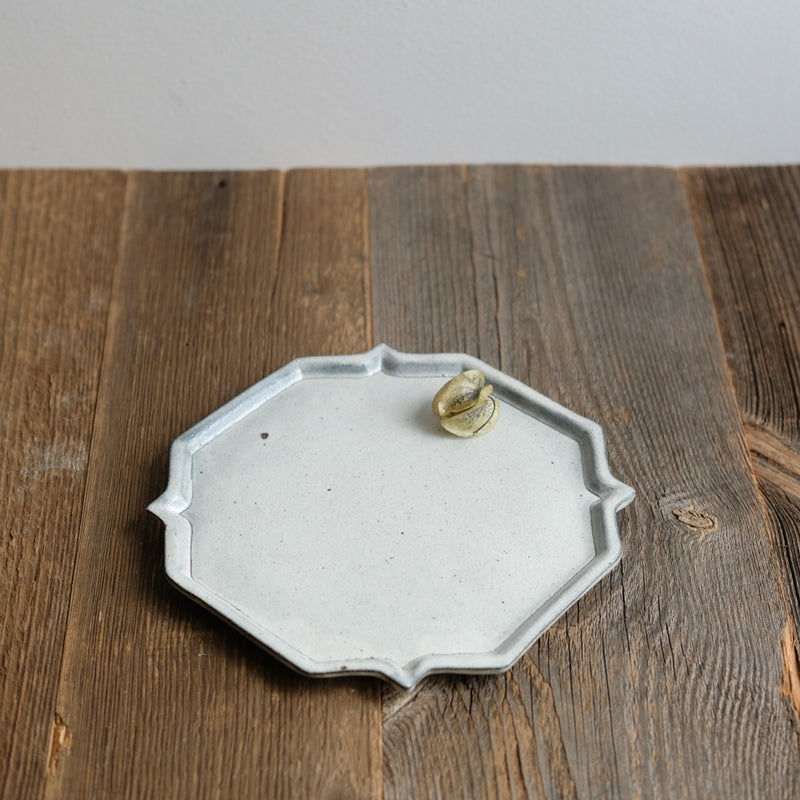 Assiette octognale en grès blanche réalisée par le céramiste Shin Ito