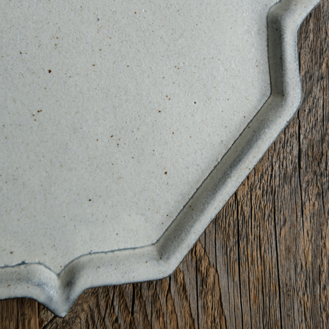 Assiette octognale en grès blanche réalisée par le céramiste Shin Ito