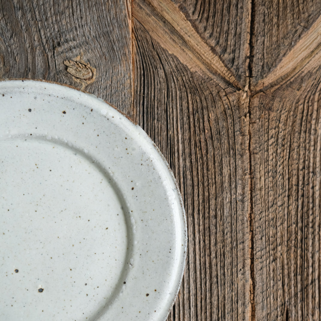 Assiette en grès blanche réalisée par le céramiste Shin Ito
