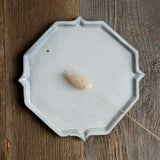 Assiette octognale en grès blanche réalisée par le céramiste Shin Ito