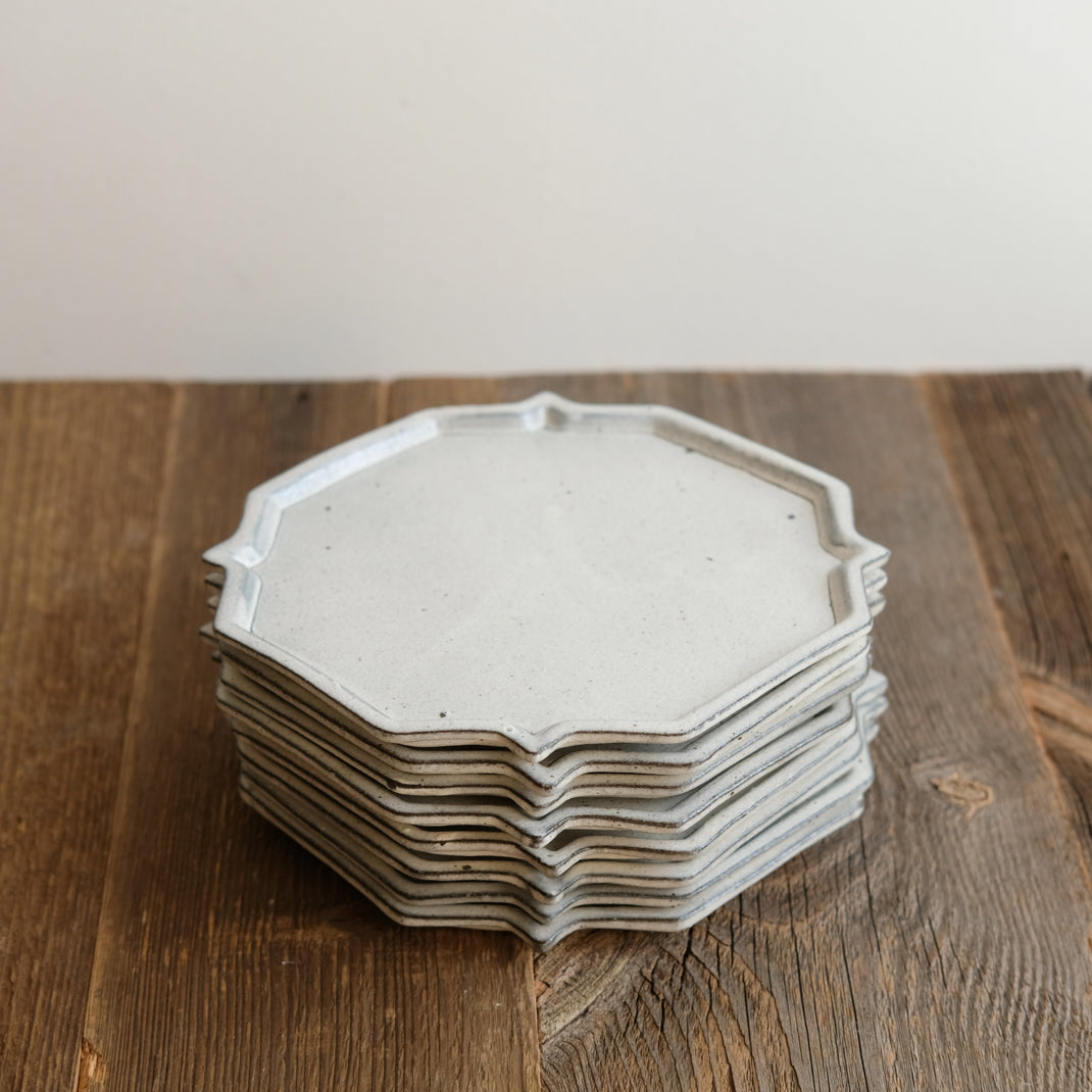 Assiette octognale en grès blanche réalisée par le céramiste Shin Ito