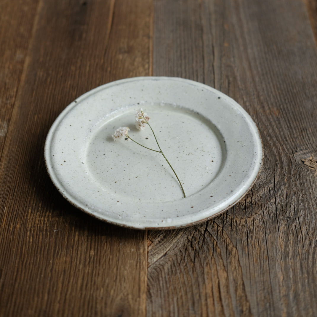Assiette en grès blanche réalisée par le céramiste Shin Ito