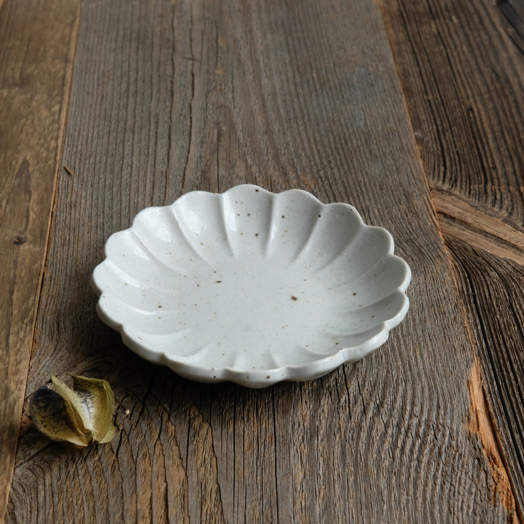 Assiette en grès blanche en forme de fleur réalisée par le céramiste Shin Ito