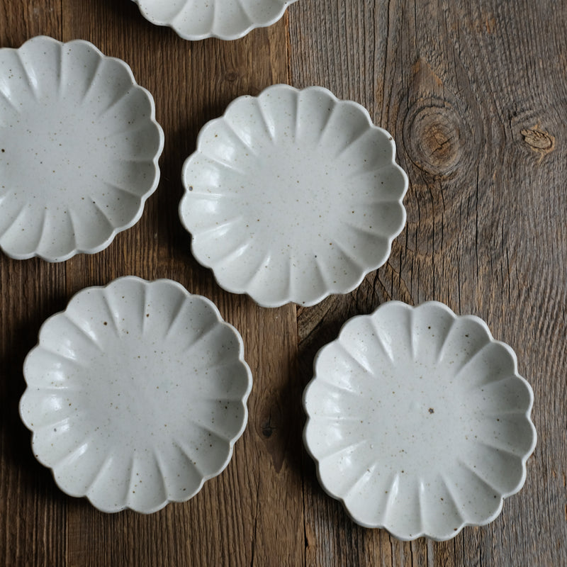 Assiette en grès blanche en forme de fleur réalisée par le céramiste Shin Ito