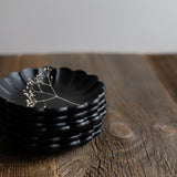Assiette en grès noire en forme de fleur réalisée par le céramiste Shin Ito