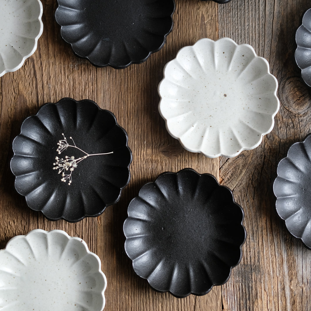 Assiette en grès noire en forme de fleur réalisée par le céramiste Shin Ito