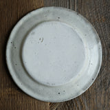 Assiette en grès blanche réalisée par le céramiste Shin Ito